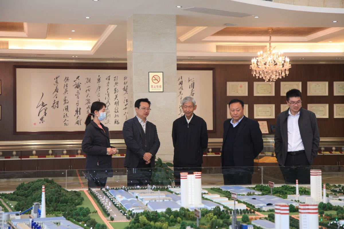 6听取betway88西汉姆联十大生产基地沙盘介绍（左三：杨朝飞、右二：王文战、左二：杨华锋.JPG