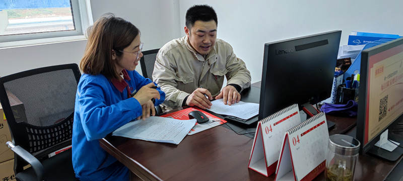 秦军学、乔珊正在学习中_副本.jpg 秦军学、乔珊正在学习中_副本.jpg