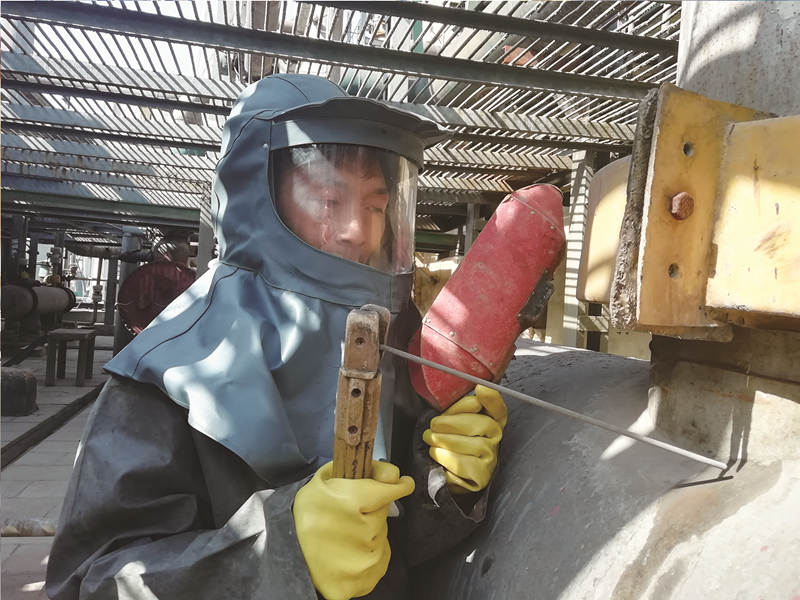 硫酸厂杨兵箭焊接sssss_副本.jpg 硫酸厂杨兵箭焊接sssss_副本.jpg