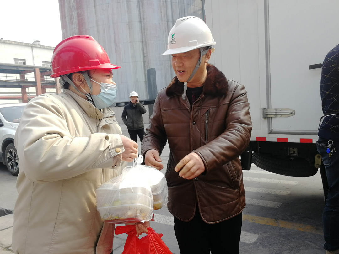 何月安大年三十亲自给员工送盒饭.jpg 何月安大年三十亲自给员工送盒饭.jpg