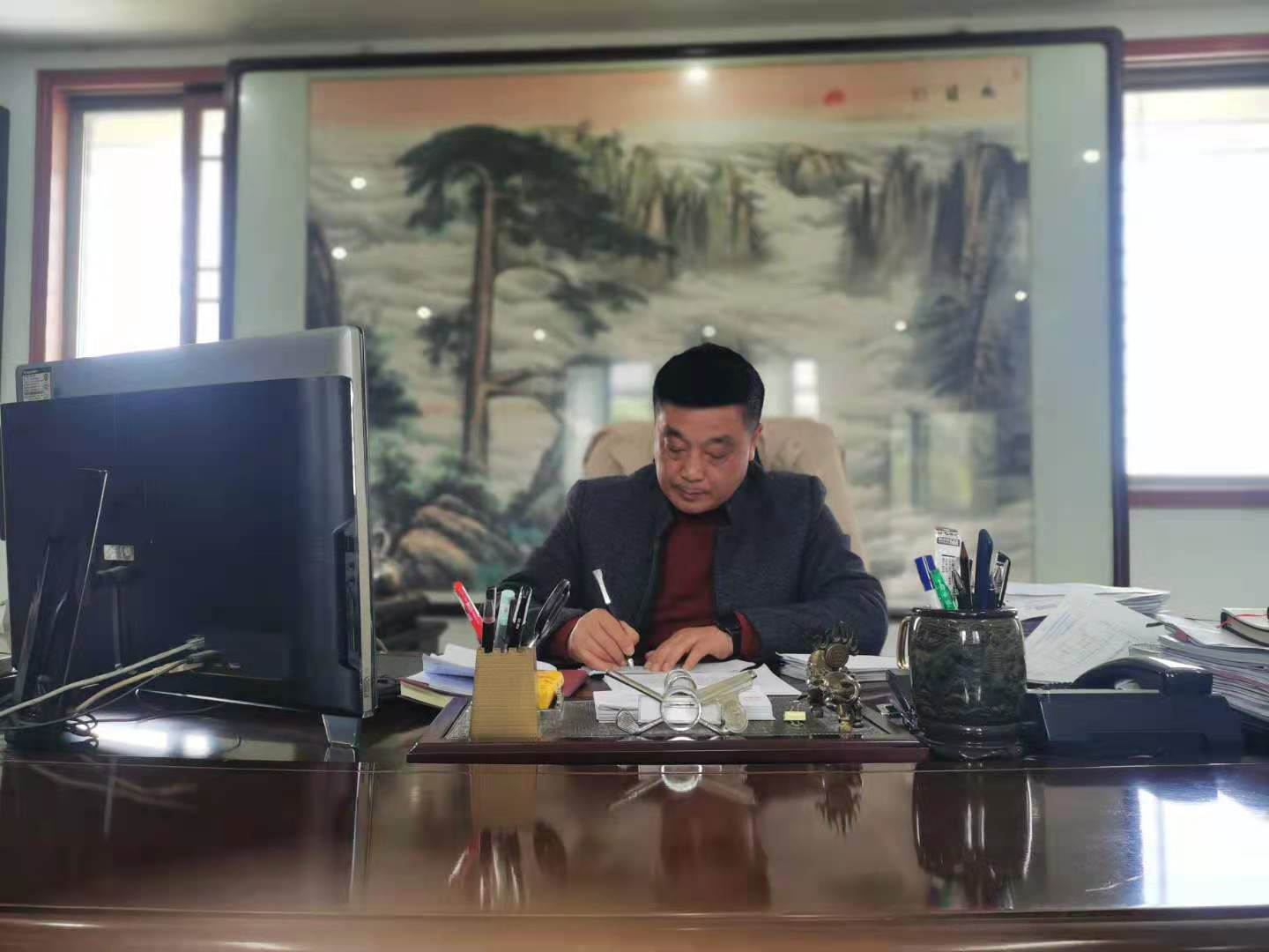 何月安在办公室办公.jpg 何月安在办公室办公.jpg