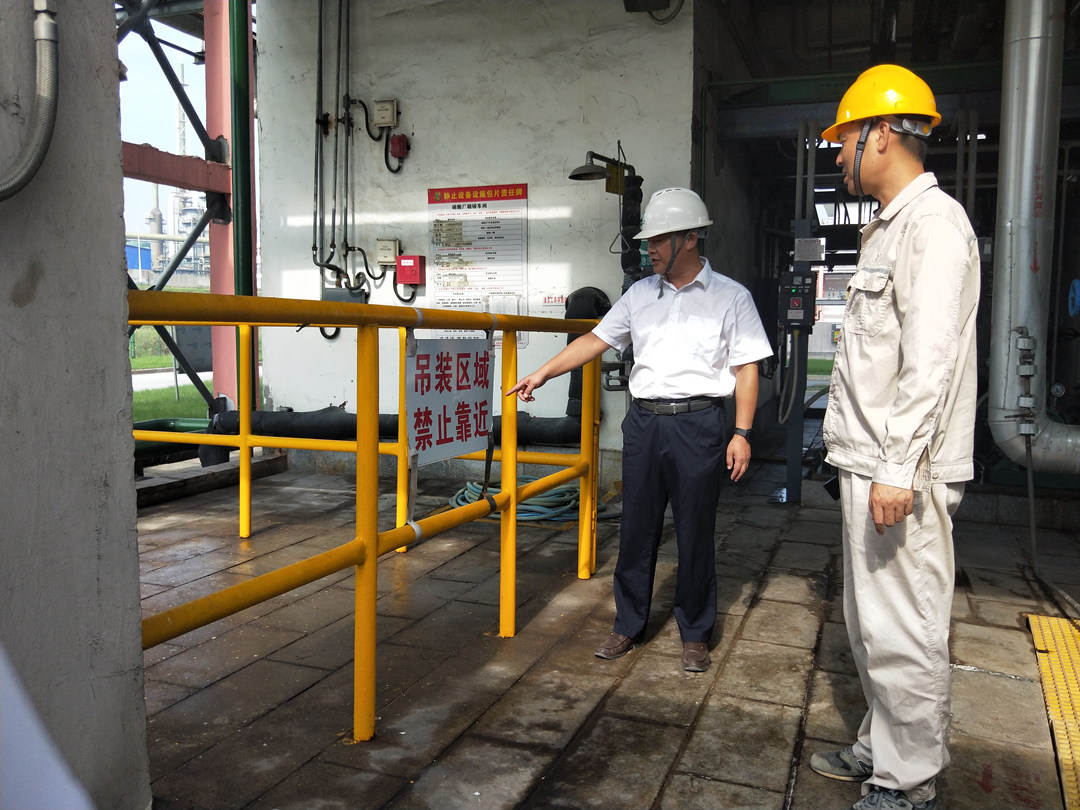 何月安在生产一线检查工作.jpg 何月安在生产一线检查工作.jpg