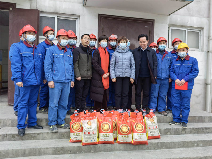 苏琼一行慰问betway88西汉姆联中磷尿基车间.jpg