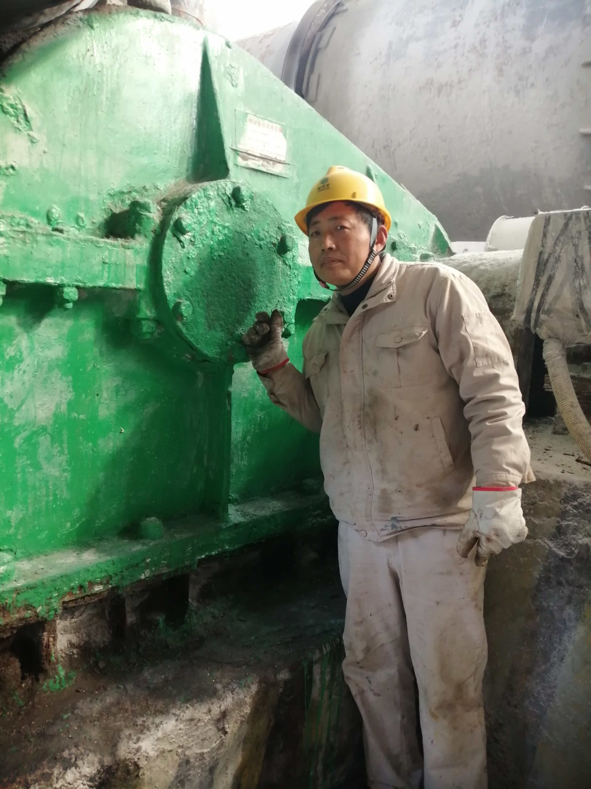 黄益平正在听设备运转情况.jpg 黄益平正在听设备运转情况.jpg