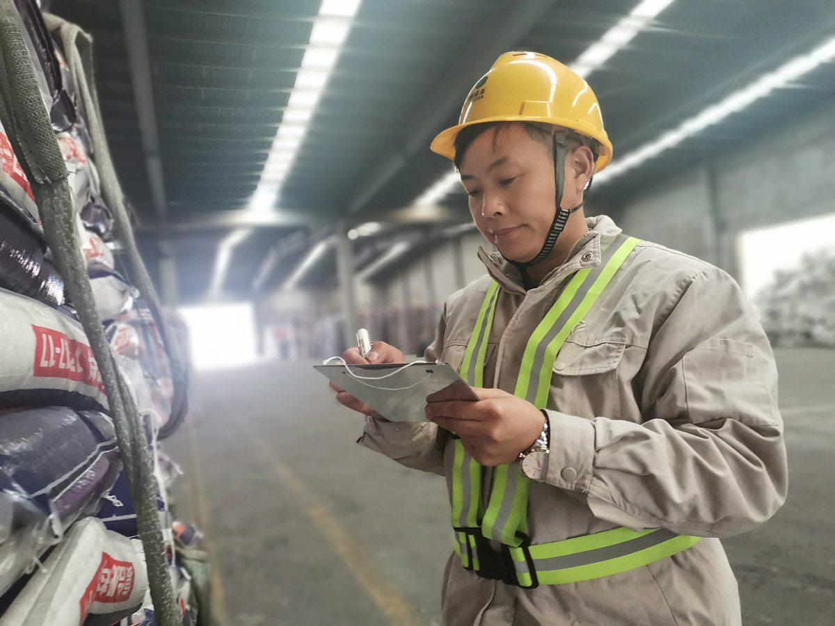 2021年度集团劳动模范、总部实验工厂发货员何德洲.jpg 2021年度集团劳动模范、总部实验工厂发货员何德洲.jpg